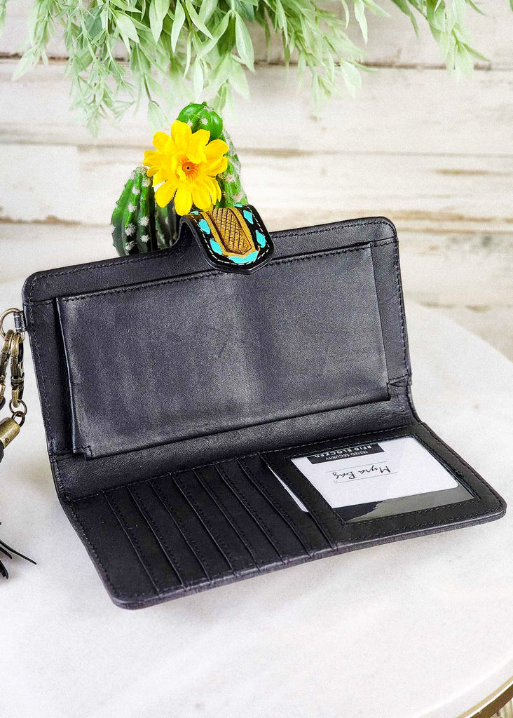 Interior of wallet with 7 card slots and ID slot 